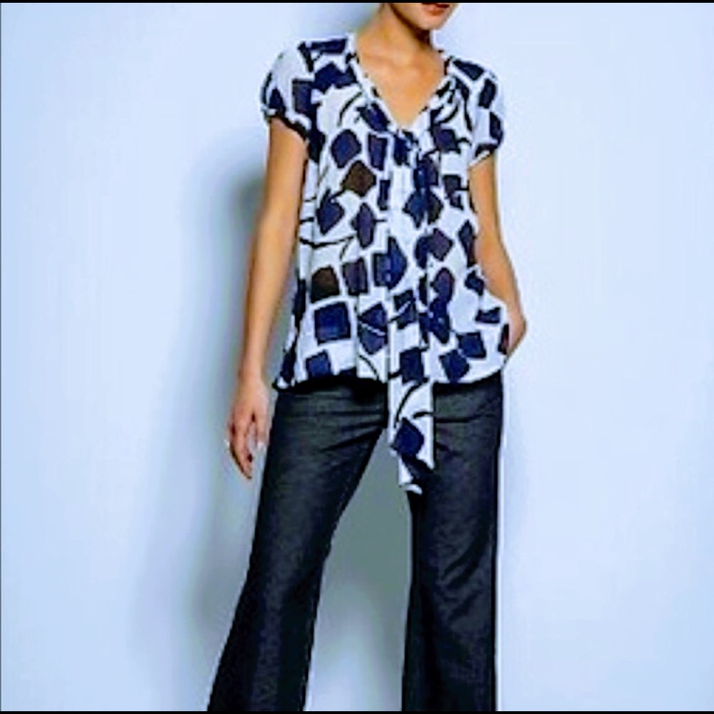 DVF Navy And White Geometric Print Silk Top Excellent used condition. Size 4